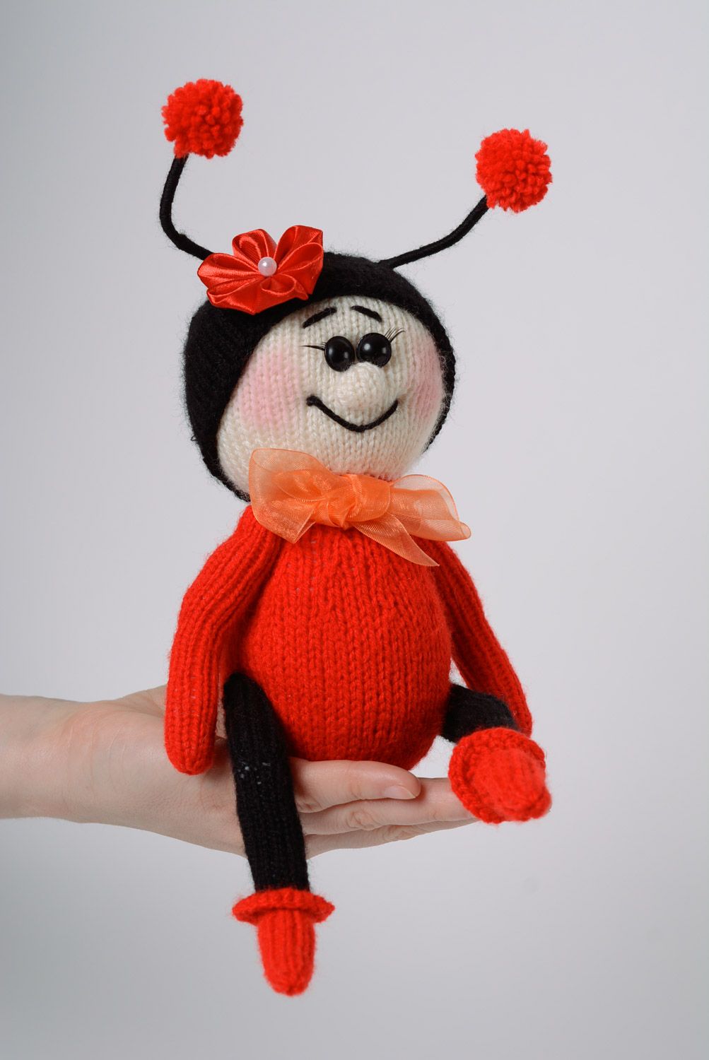 Jouet mou tricoté an acrylique au crochet rouge et noir fait main Coccinelle photo 4