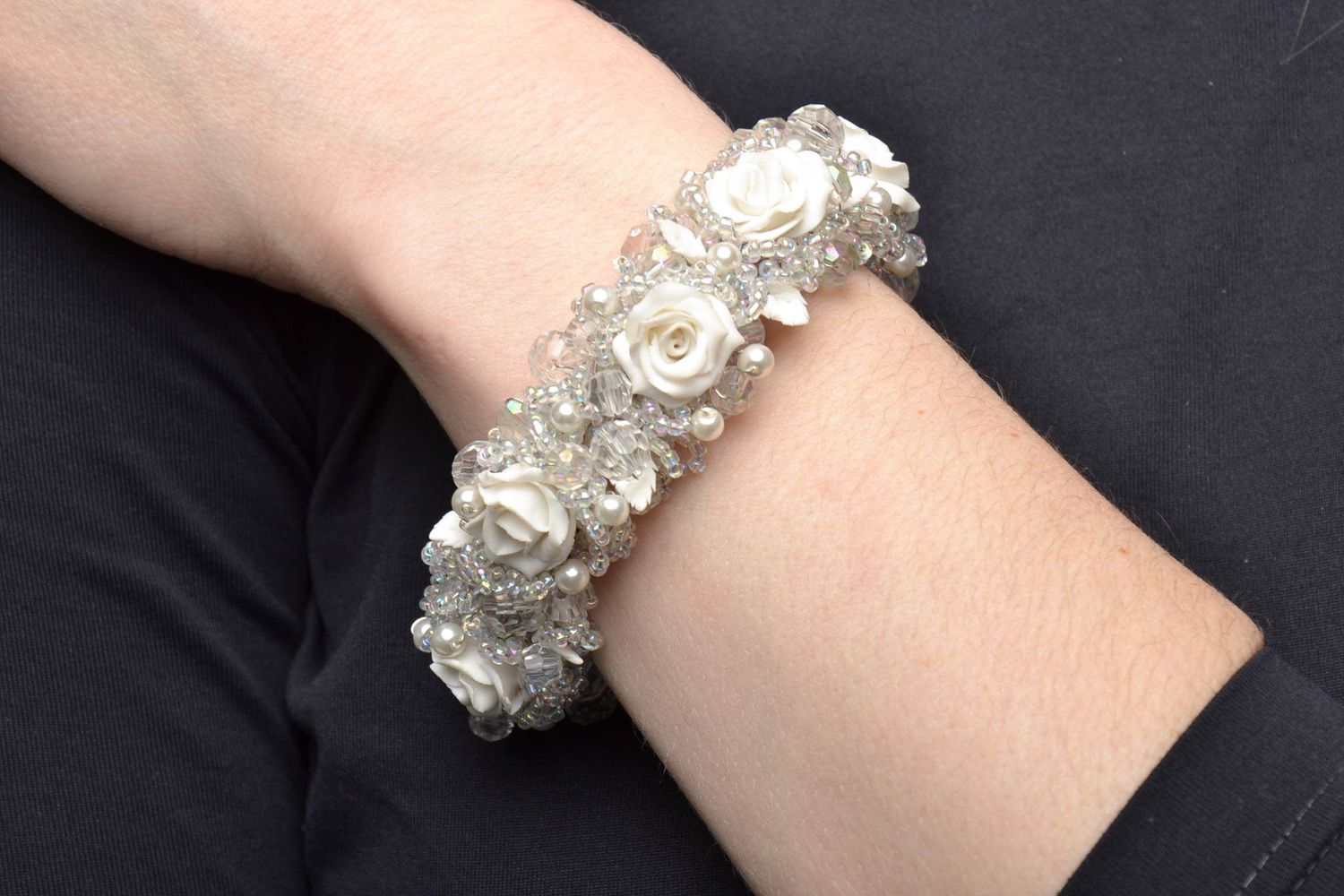 Bracelet fait main de pâte polymère et perles de rocaille Roses blanches photo 6