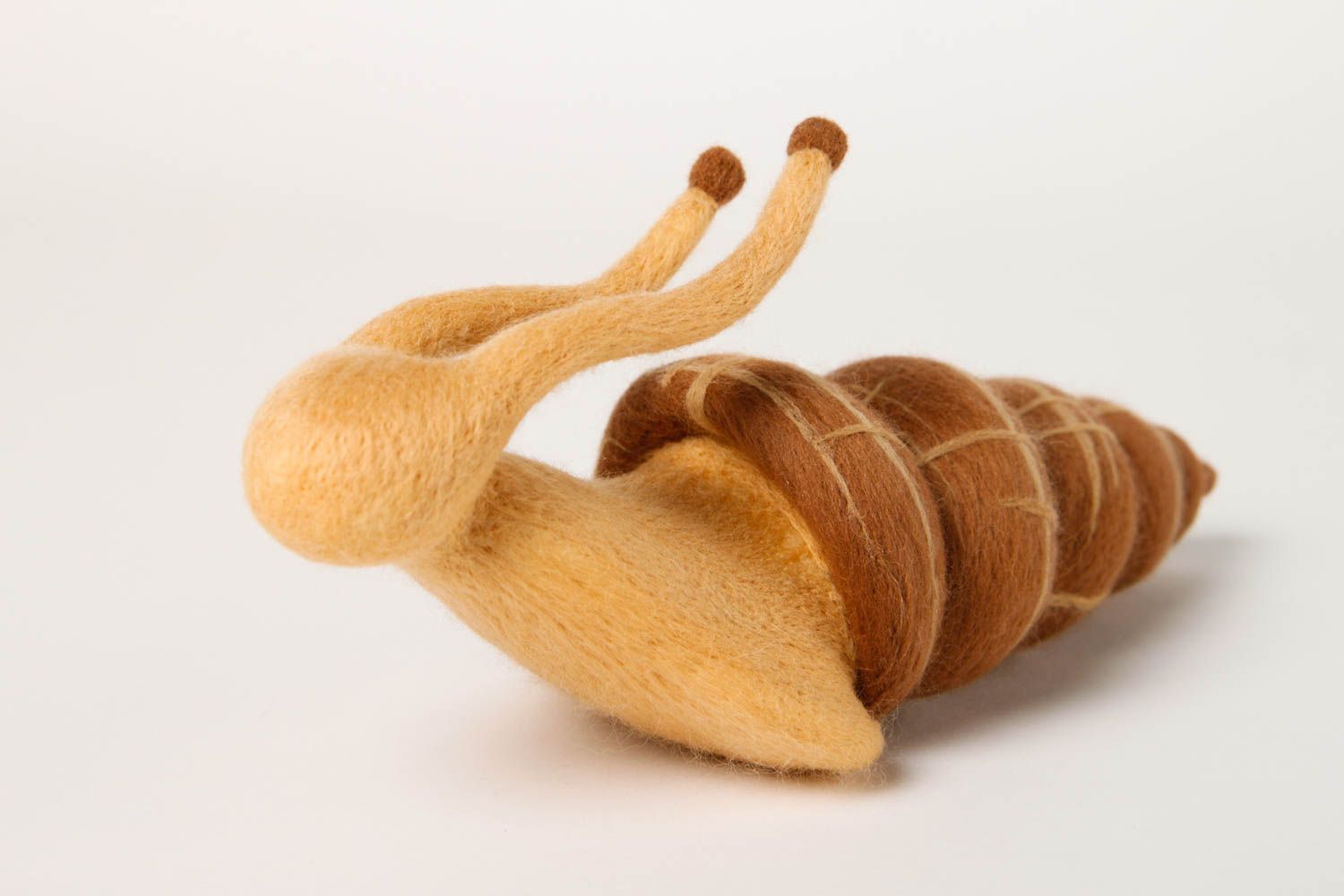 Peluche escargot marron Jouet fait main en laine feutrée Cadeau enfant photo 3