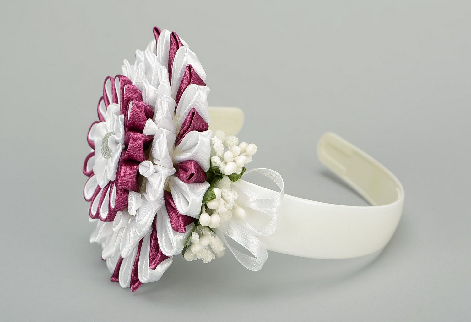 Diadema o corona de color Burdeos-blanco para la cabeza con flores de raso foto 1