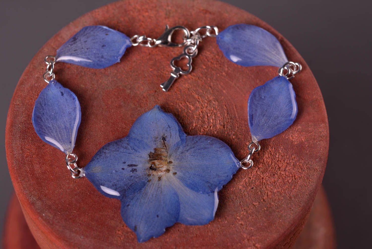 Bracelet fleurs Bijou fait main résine époxyde Accessoire pour femme bleu ciel photo 1