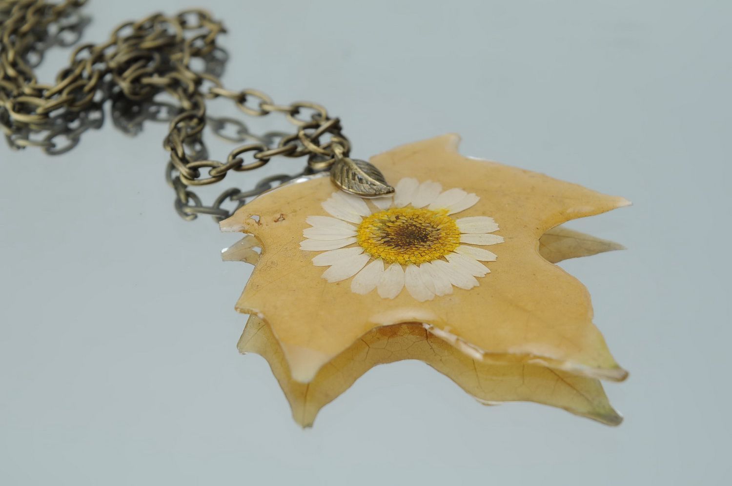 Pendant Sycamore leaf with chamomile photo 1