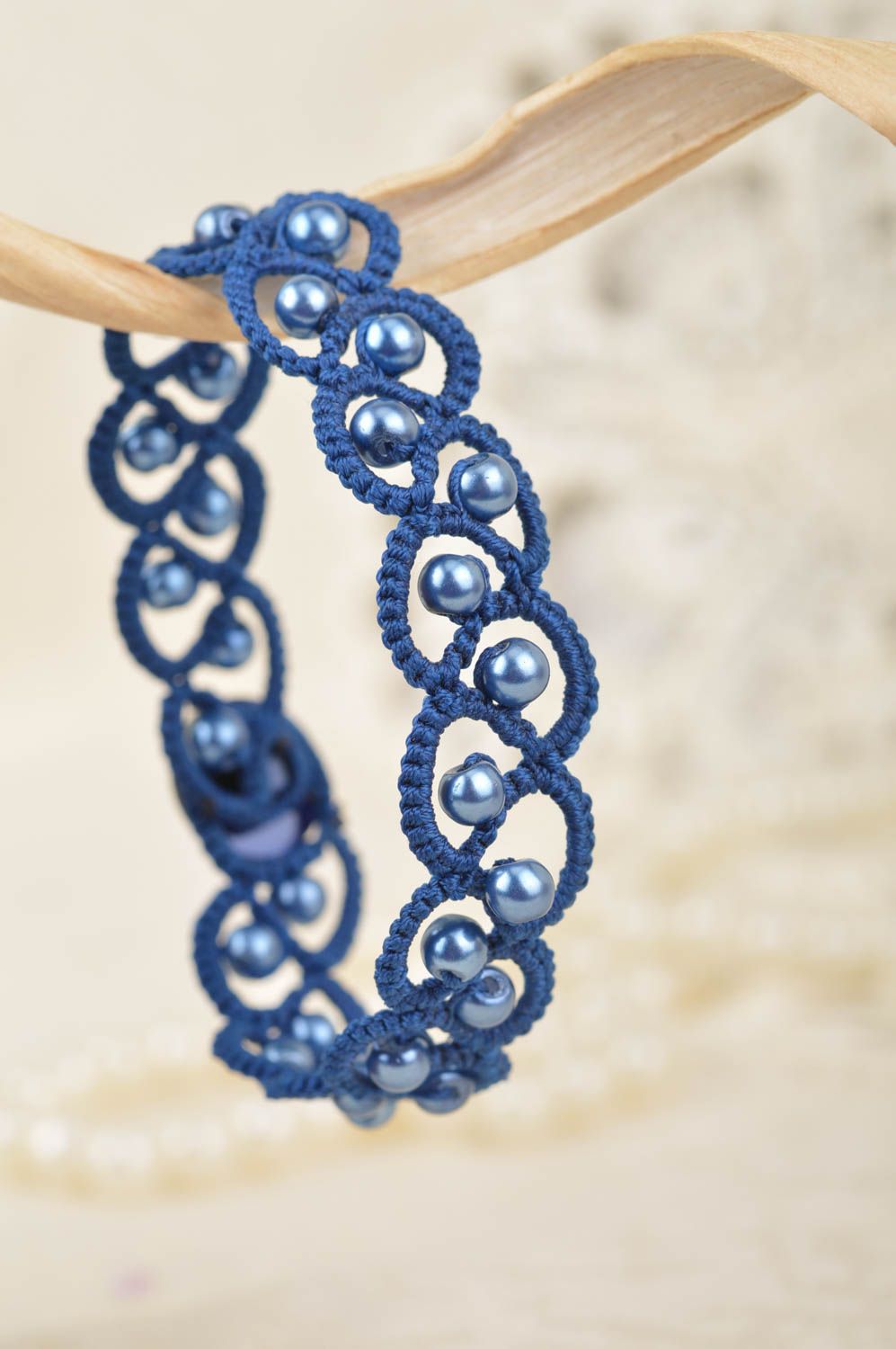 Тонкий плетеный браслет в технике фриволите с бусинами синего цвета ручной работ фото 3