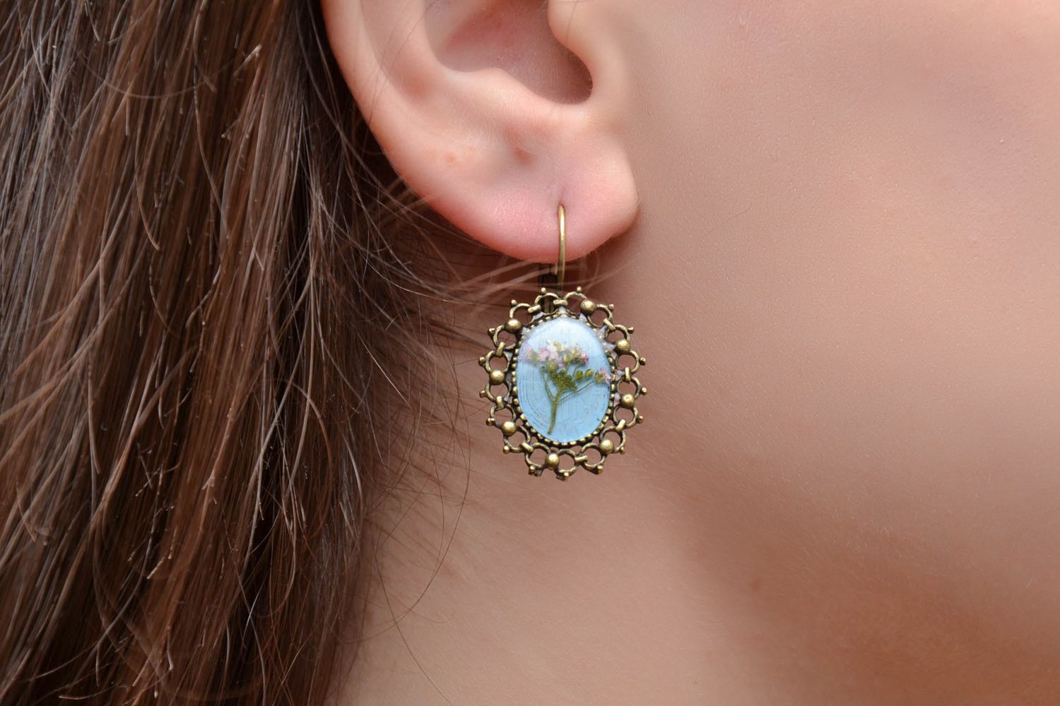 Boucles d'oreilles artisanales avec fleurs naturelles bleues photo 2