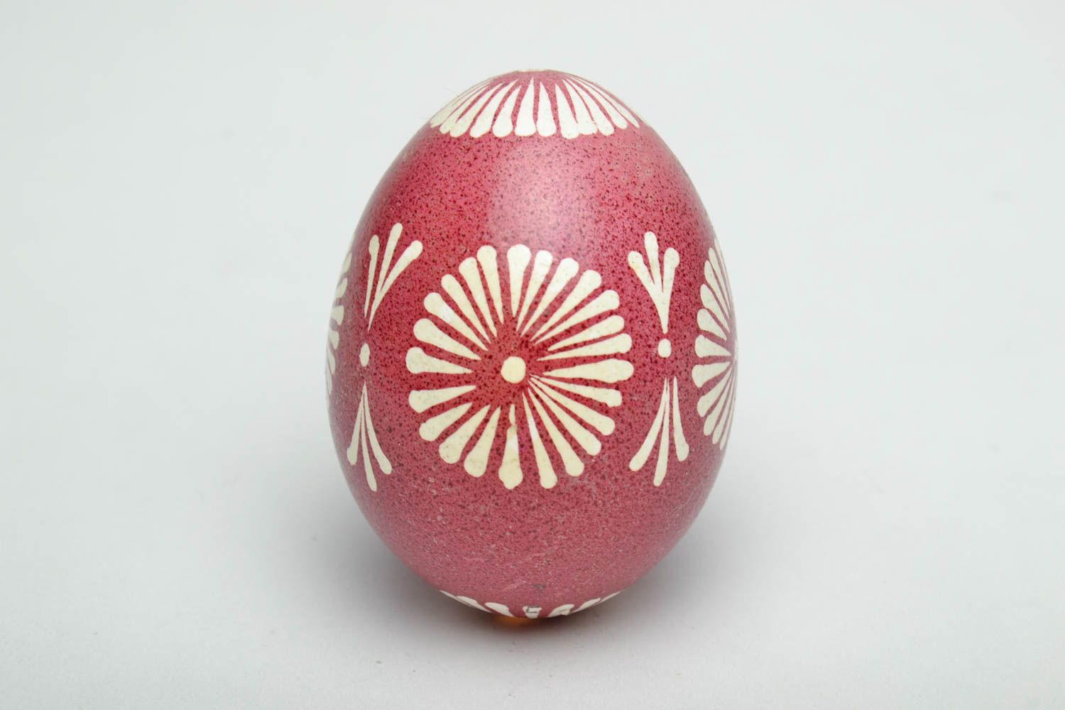 Oeuf de Pâques décoratif fait main original peint rouge avec beau motif photo 2