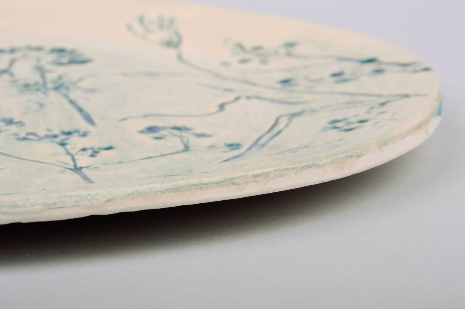 Глиняная тарелка с глазурью круглая с растительным орнаментом светлая хэнд мейд фото 5