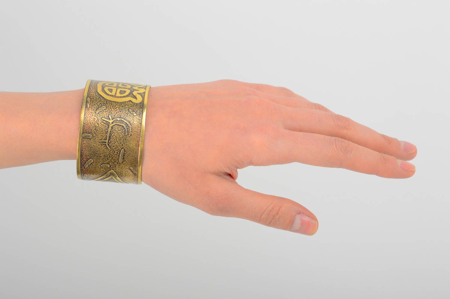Bracelet laiton Bijou fait main large métal original Accessoire femme design photo 2