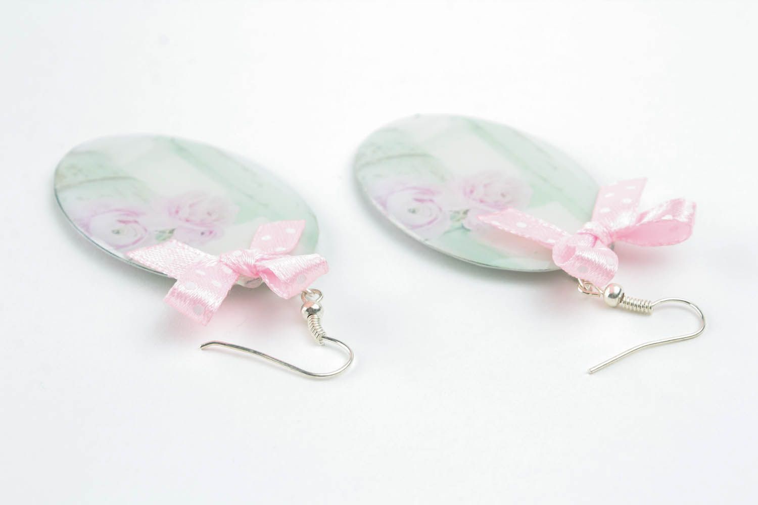 Oval-shaped earrings with bows photo 2