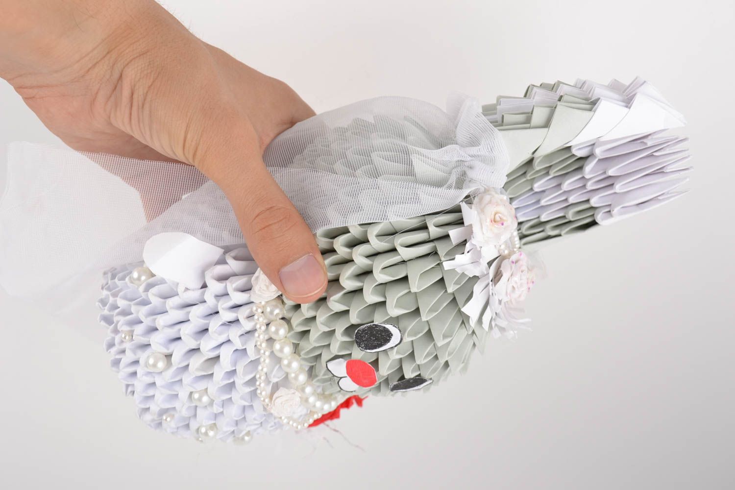 Смешная свадебная фигурка из бумаги в виде зайца в технике оригами ручной работы фото 3