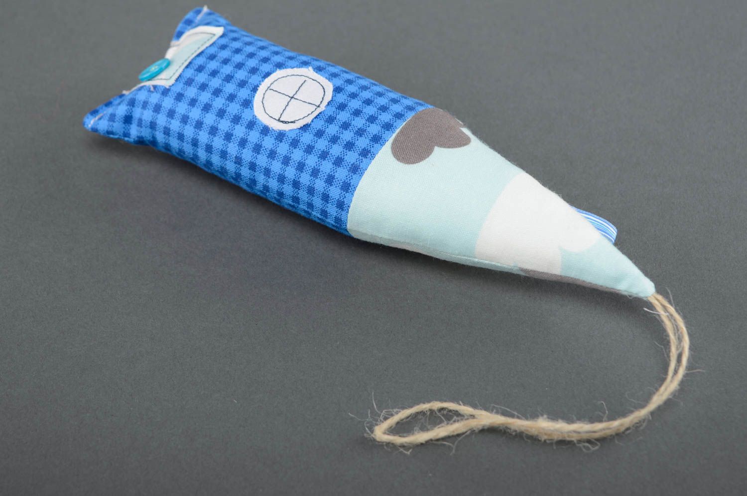 Déco en tissu à suspendre faite main Maisonnette en coton jouet décoratif photo 2