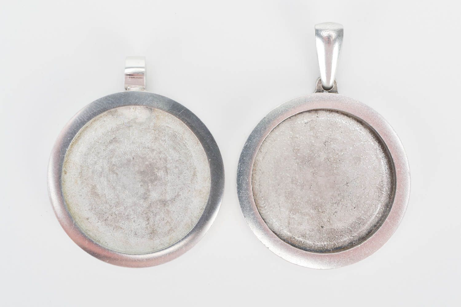 Accessories for round metal jewelry set of 2 pieces handmade pendants photo 1