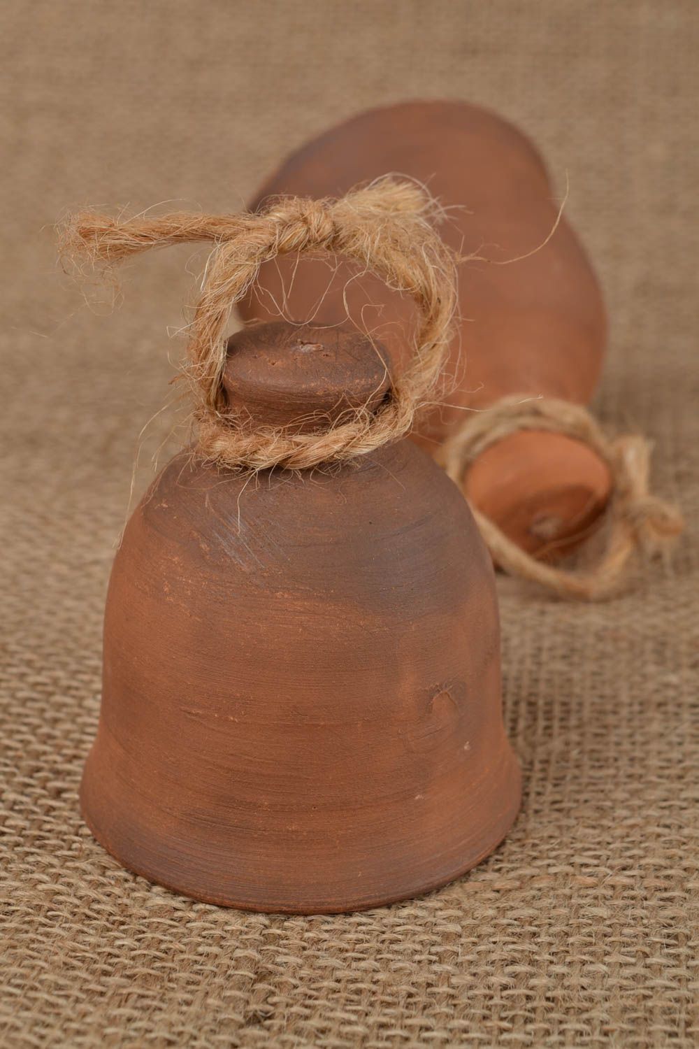 Колокольчик из глины красивый коричневый ручной работы небольшой на бечевке фото 1