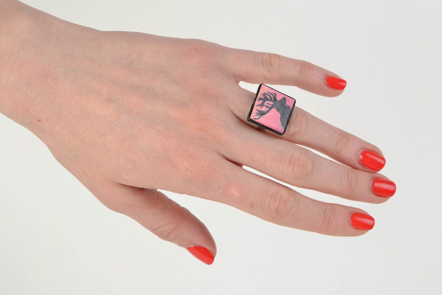 Квадратное кольцо из полимерной глины с изображением лося розовое ручной работы фото 2