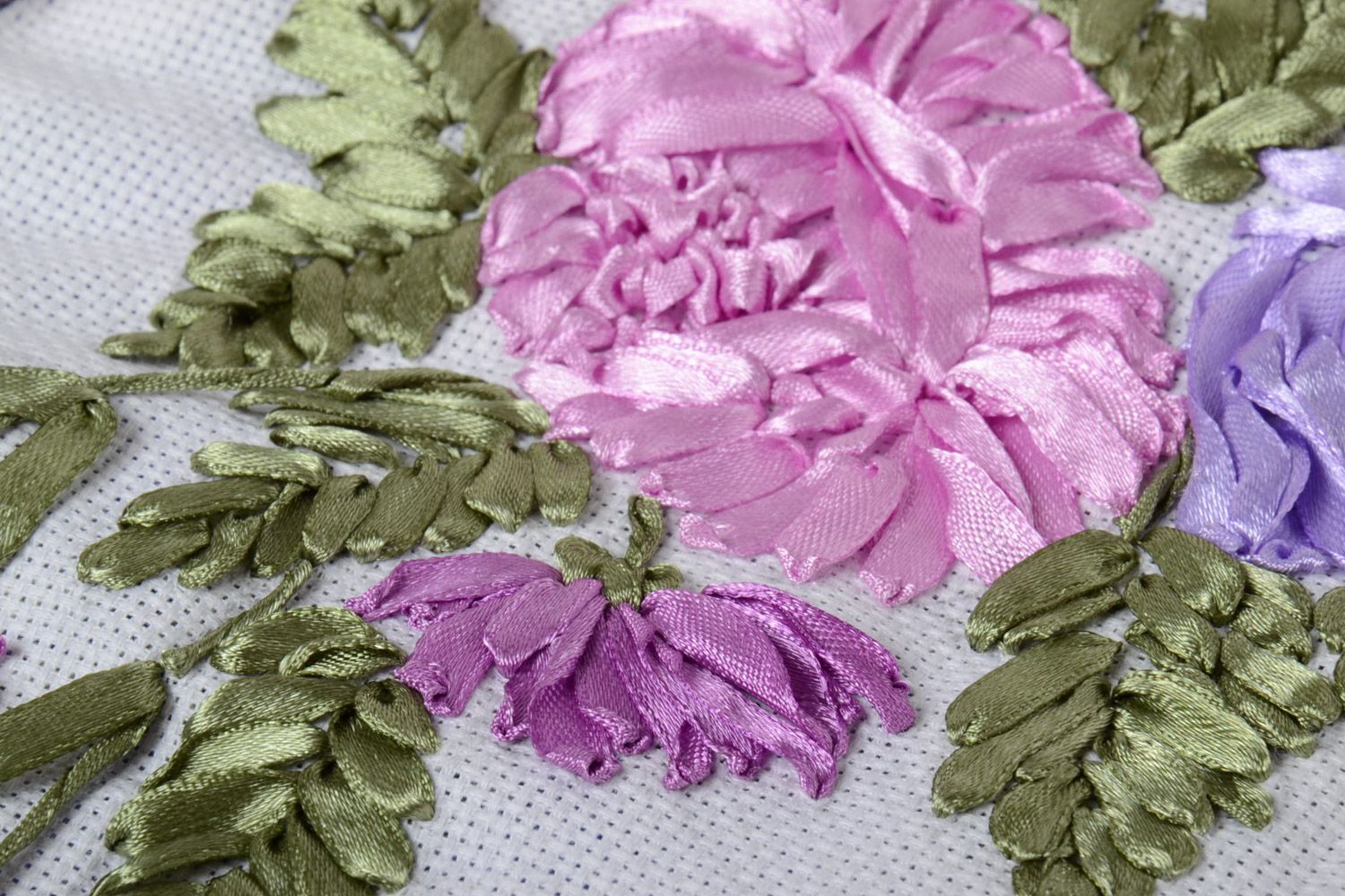 Taie d'oreiller brodée de rubans mauve et blanche carrée motif floral faite main photo 3