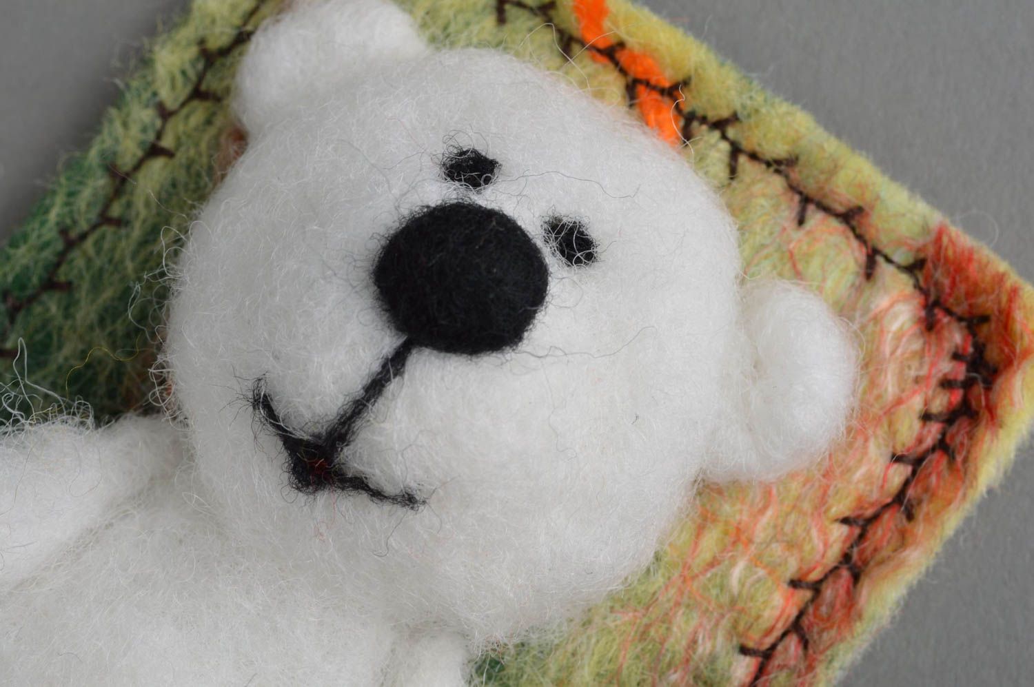 Aimant frigo ours blanc en laine feutrée naturelle fait main pour enfants photo 4