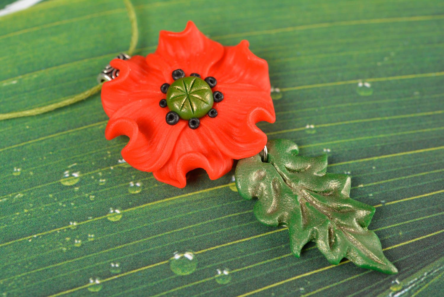 Кулон цветок из полимерной глины на зеленом шнурке красный мак ручная работа фото 3