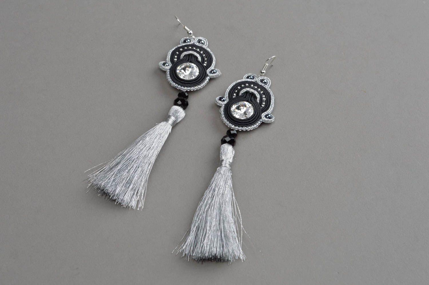 Boucles d'oreilles textiles avec pompons noir-gris soutache faites main longues photo 2