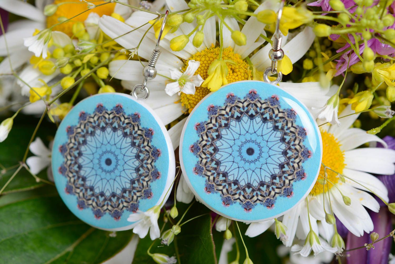 Boucles d'oreilles bleues en pâte polymère rondes à motif faites main originales photo 3