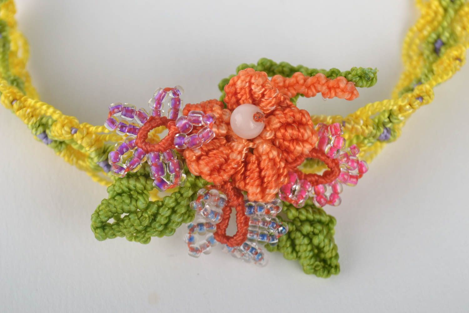 Украшения ручной работы плетеная брошь с цветами и браслет на руку макраме фото 3