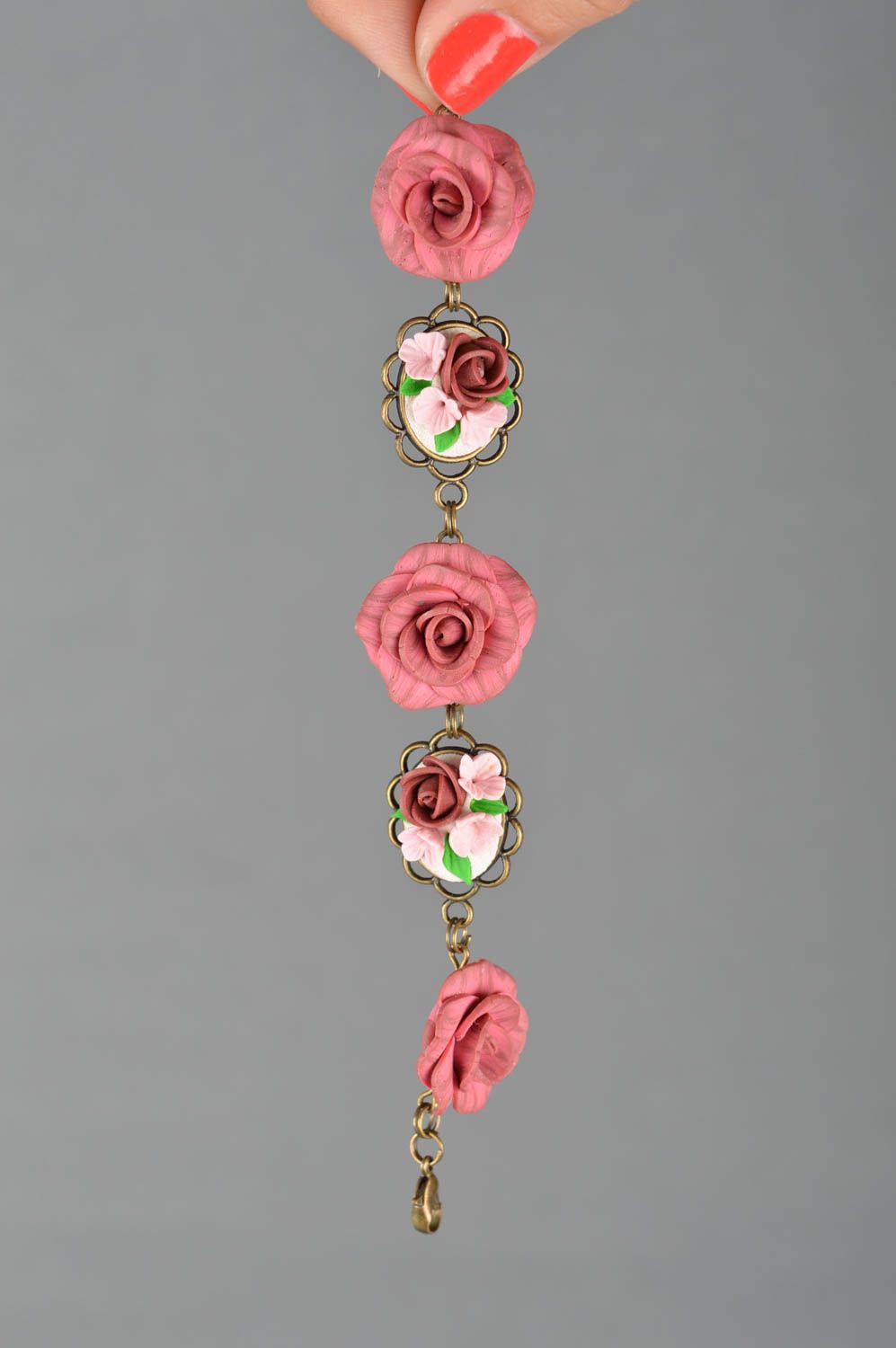 Elegantes nettes schönes feines handgemachtes Armband aus Polymerton mit Blumen foto 3