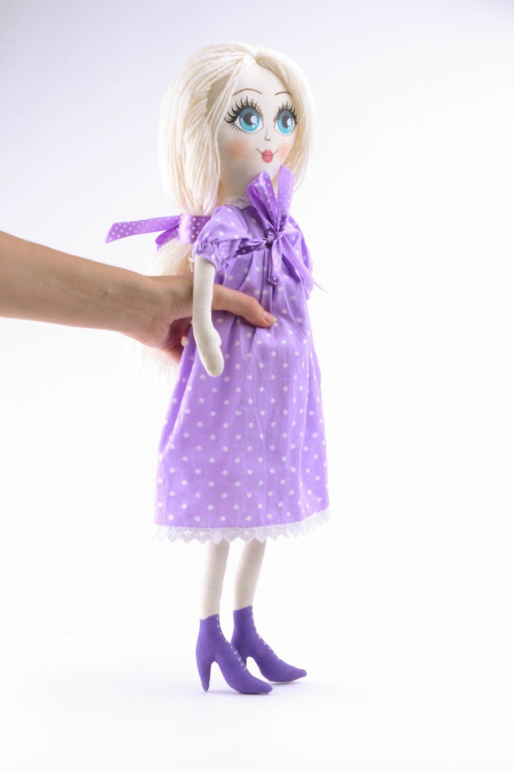 Poupée en robe violette à pois faite de tissus naturels photo 5
