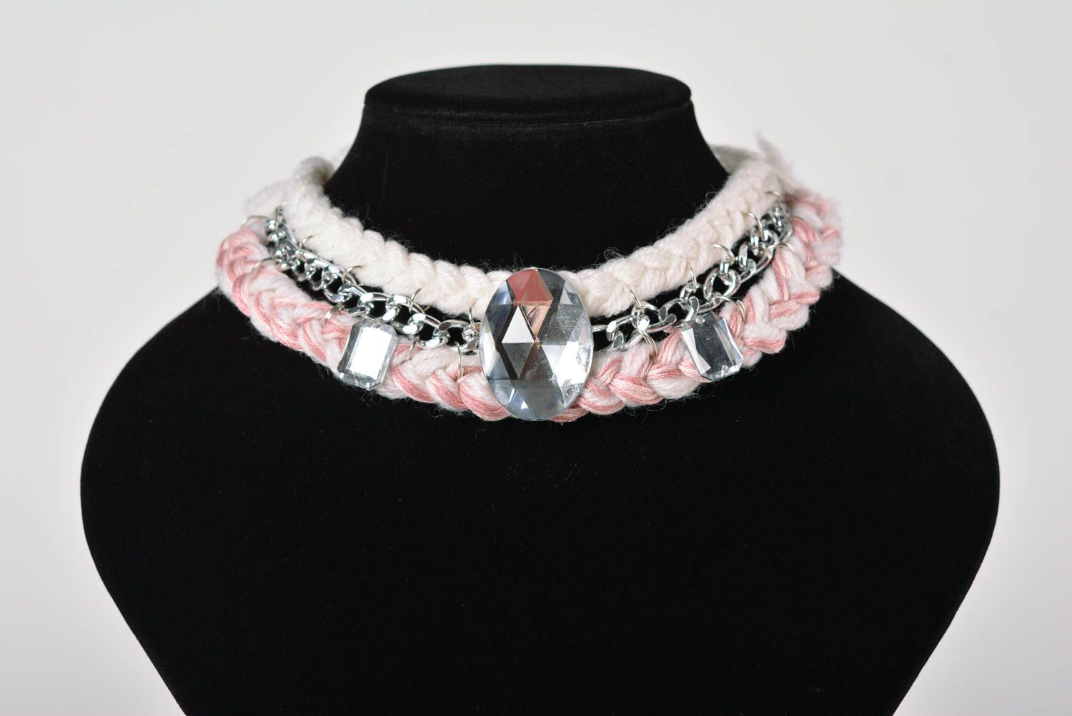 Collier textile fait main Bijou textile rose avec pierres Accessoire femme photo 1