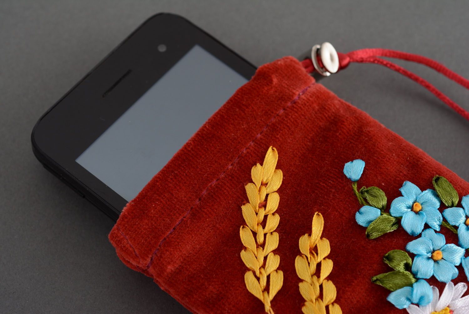 Capa de veludo para celular feita à mão com bordados Camomilas e centáureas foto 1