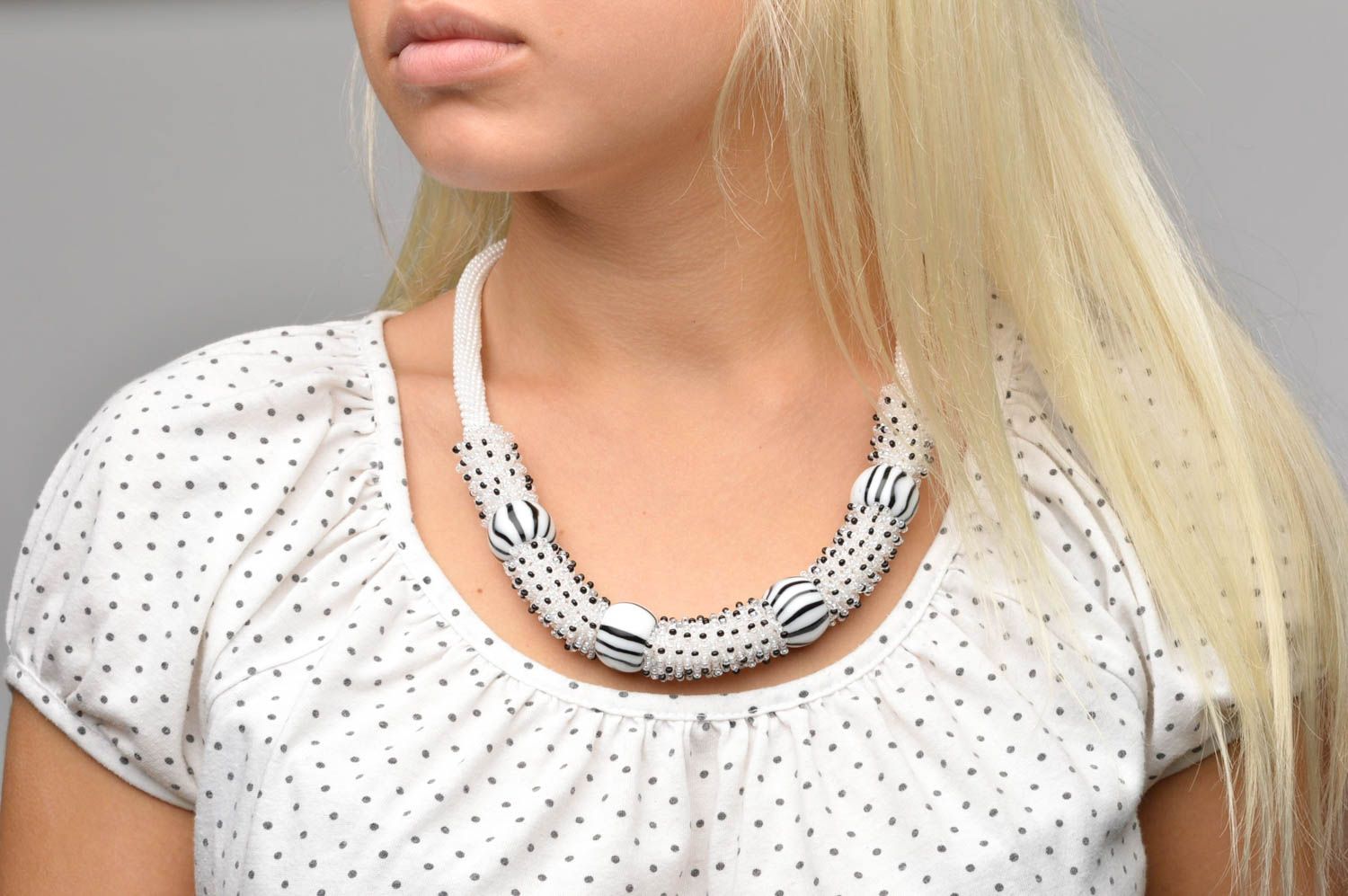 Collana di perline fatta a mano bigiotteria da donna in colore bianco nero foto 3