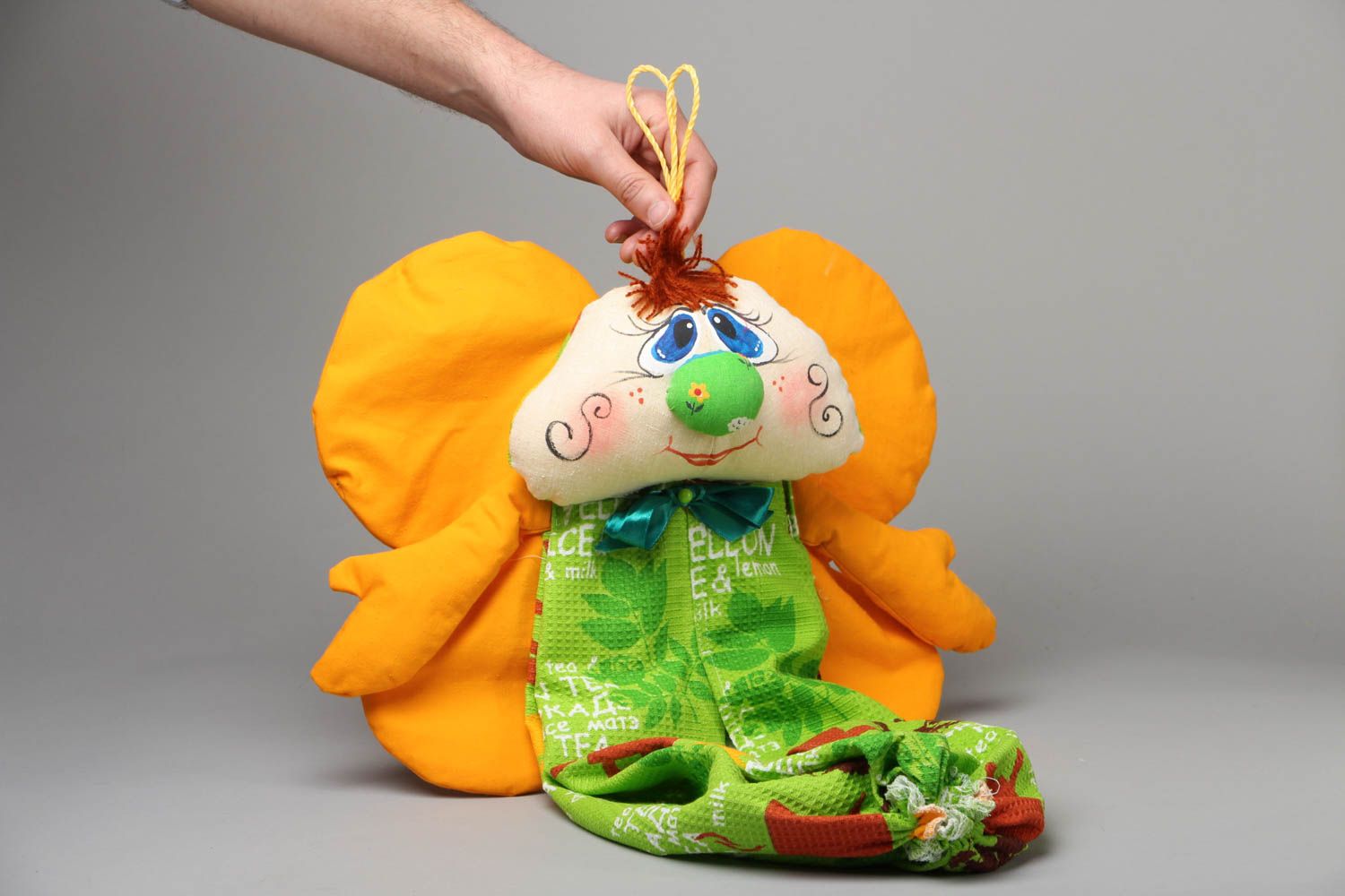 Muñeca de tela artesanal para guardar bolsas foto 4