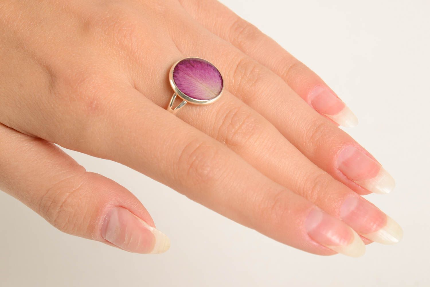 Кольцо ручной работы кольцо из эпоксидной смолы модное кольцо с лепестком розы фото 2