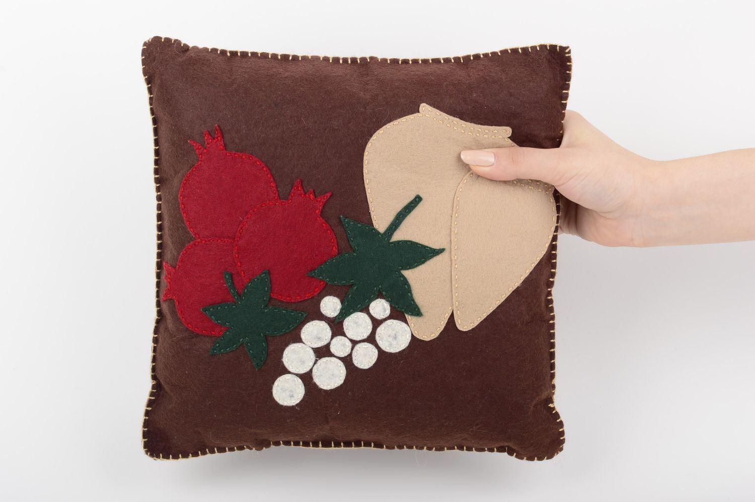 Подушка декоративная подарок ручной работы диванная подушка из фетра с гранатами фото 5