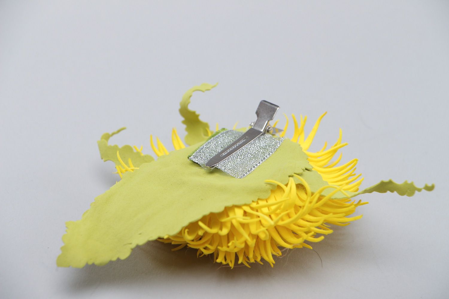 Брошь-заколка из пластичной замши ручной работы в виде пышного желтого цветка фото 4