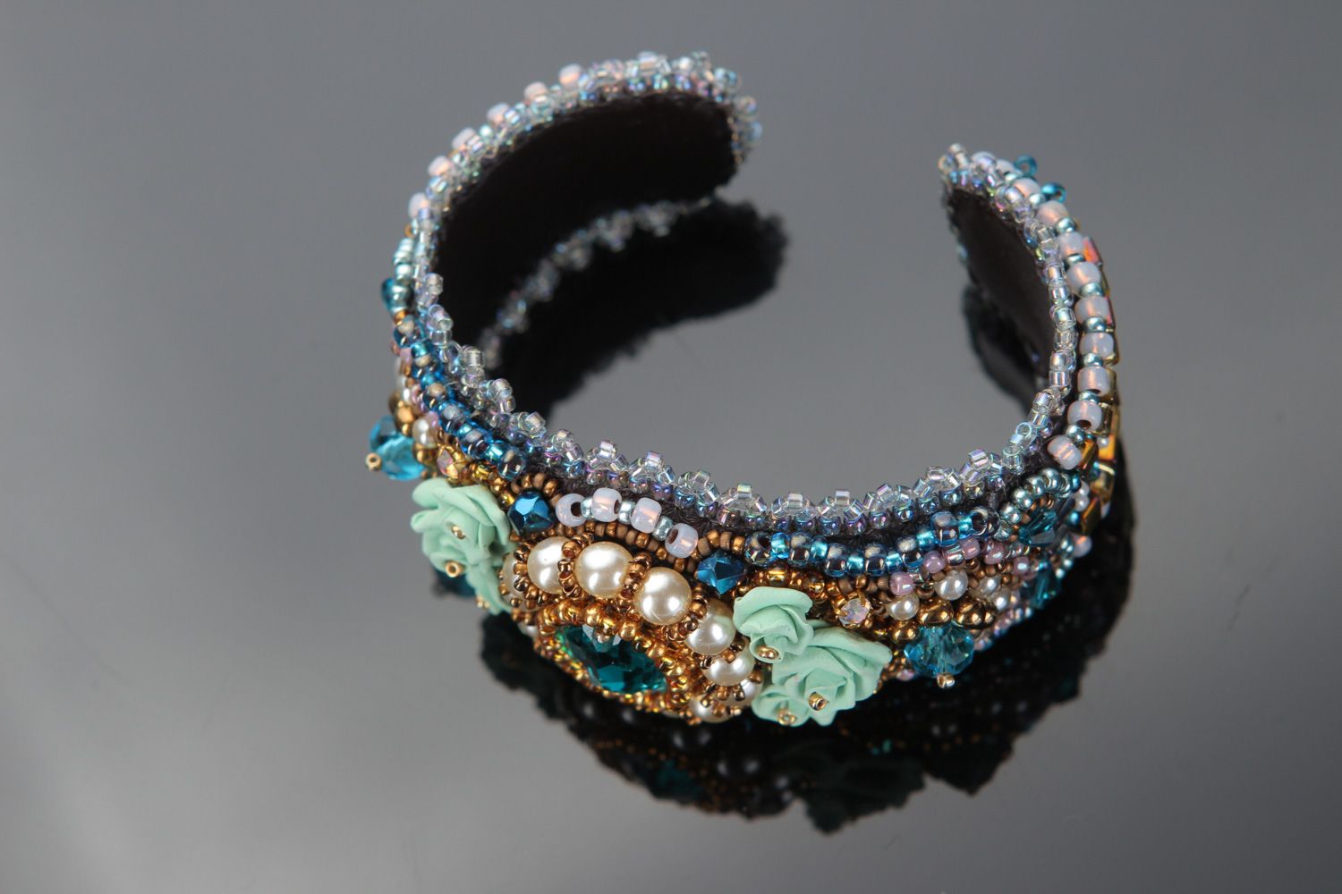 Blaues festliches handgemachtes Armband mit Glasperlen Polymerton und Kristall foto 2