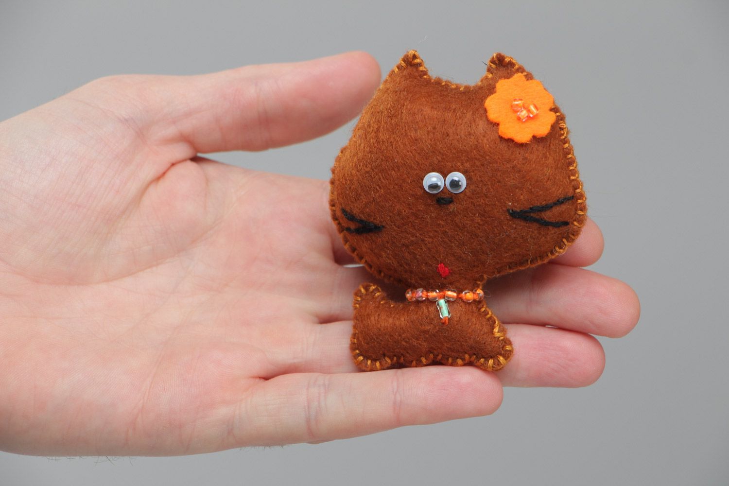 Игрушка ручной работы из фетра маленький котик коричневого цвета для декора дома фото 4