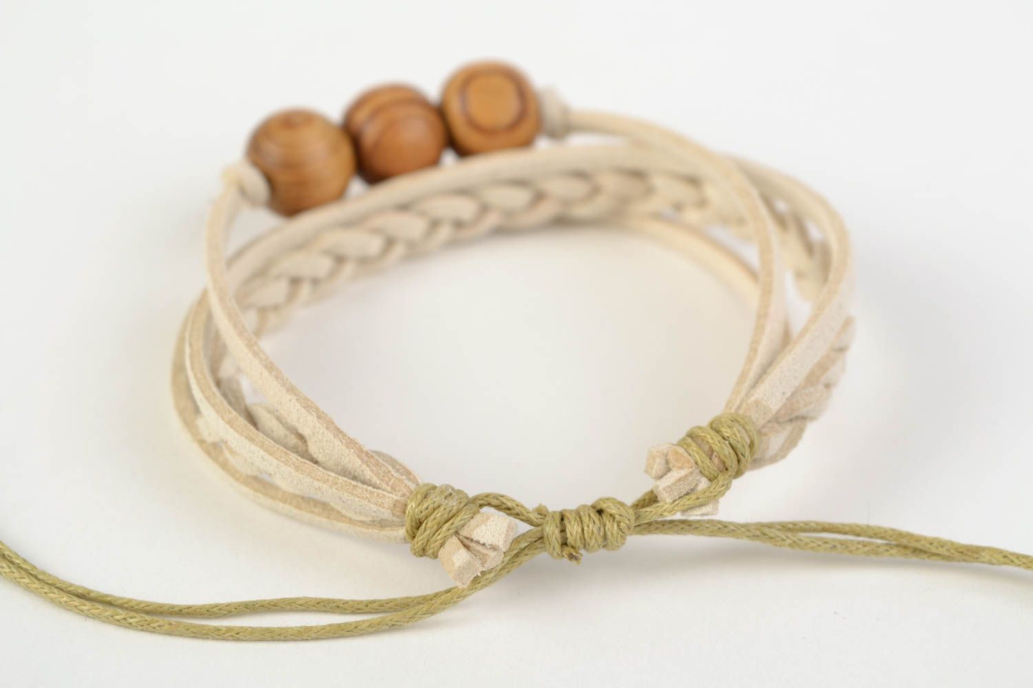 Bracelet fait main en lacets de daim avec perles en bois beige clair pour femme photo 4