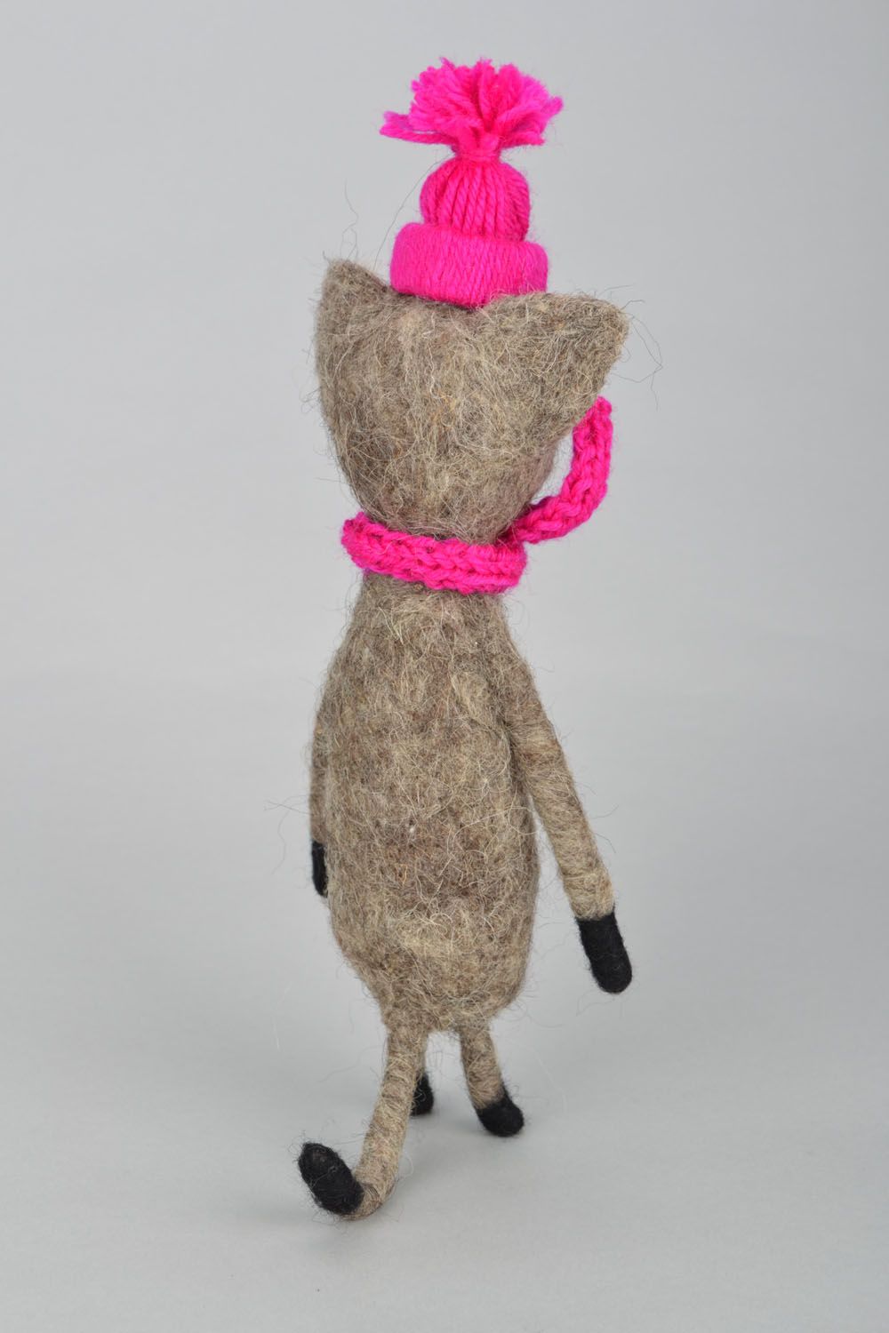 Brinquedo feltrado de lã natural Gato num chapéu  foto 5