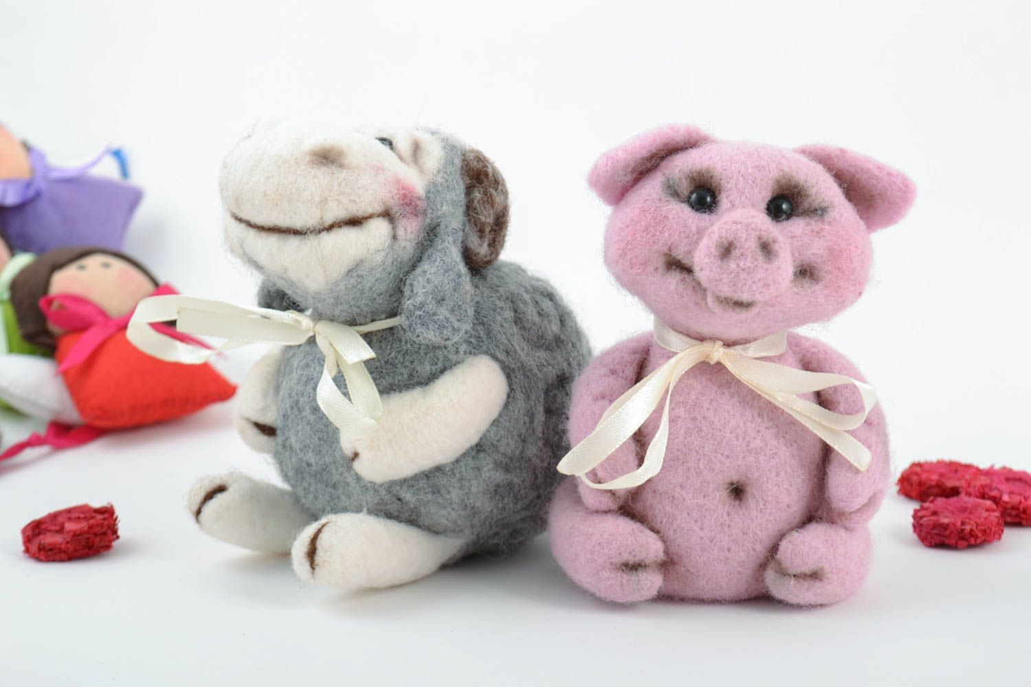 Juego de dos juguetes decorativos artesanales de lana con forma de cerdo y oveja foto 1