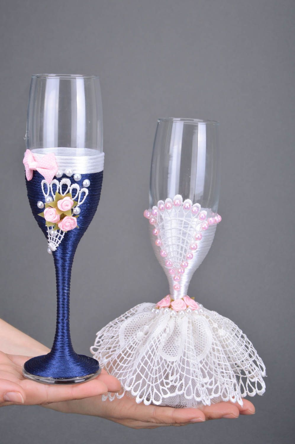 Стеклянные бокалы на свадьбу 2 штуки с кружевом бусинами и розами ручной работы фото 3