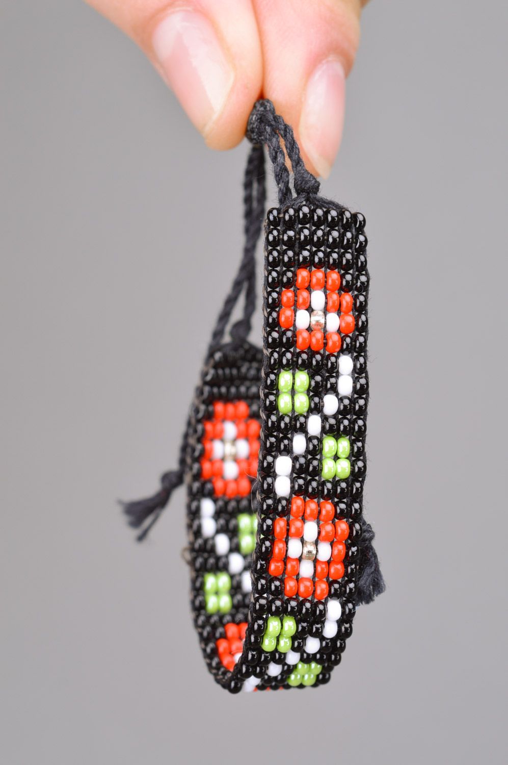 Широкий плетеный браслет на руку с орнаментом из бисера ручной работы черный с узором фото 2