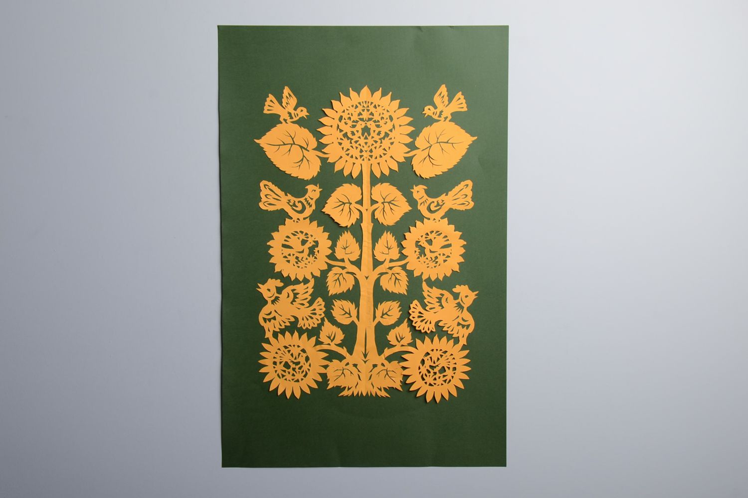 Вырезанная картина из бумаги витинанка на зеленом фоне Древо жизни фото 1
