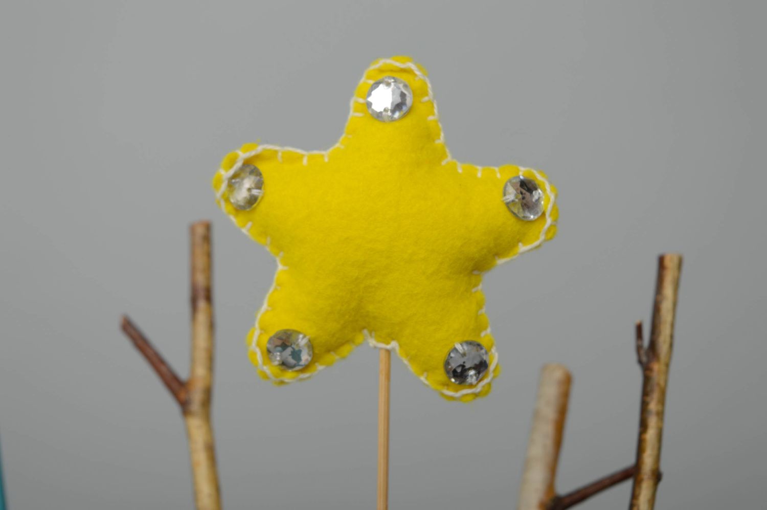 Palito para decorar macetas con forma de estrella amarilla foto 2