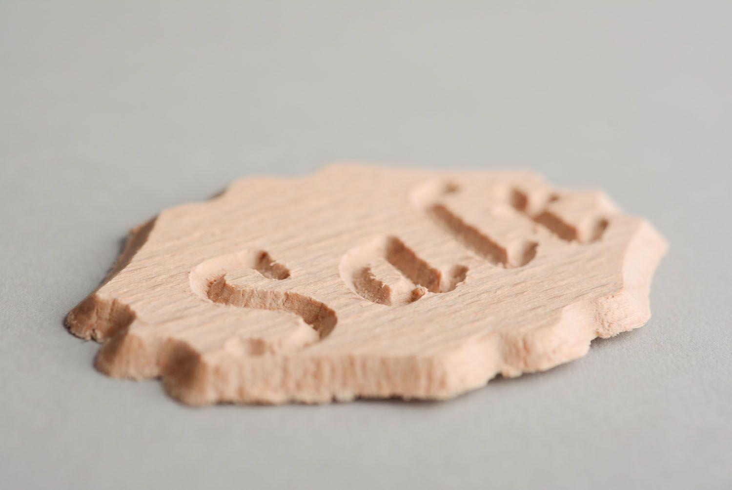 Base para madera con forma de tablilla con inscripción foto 4