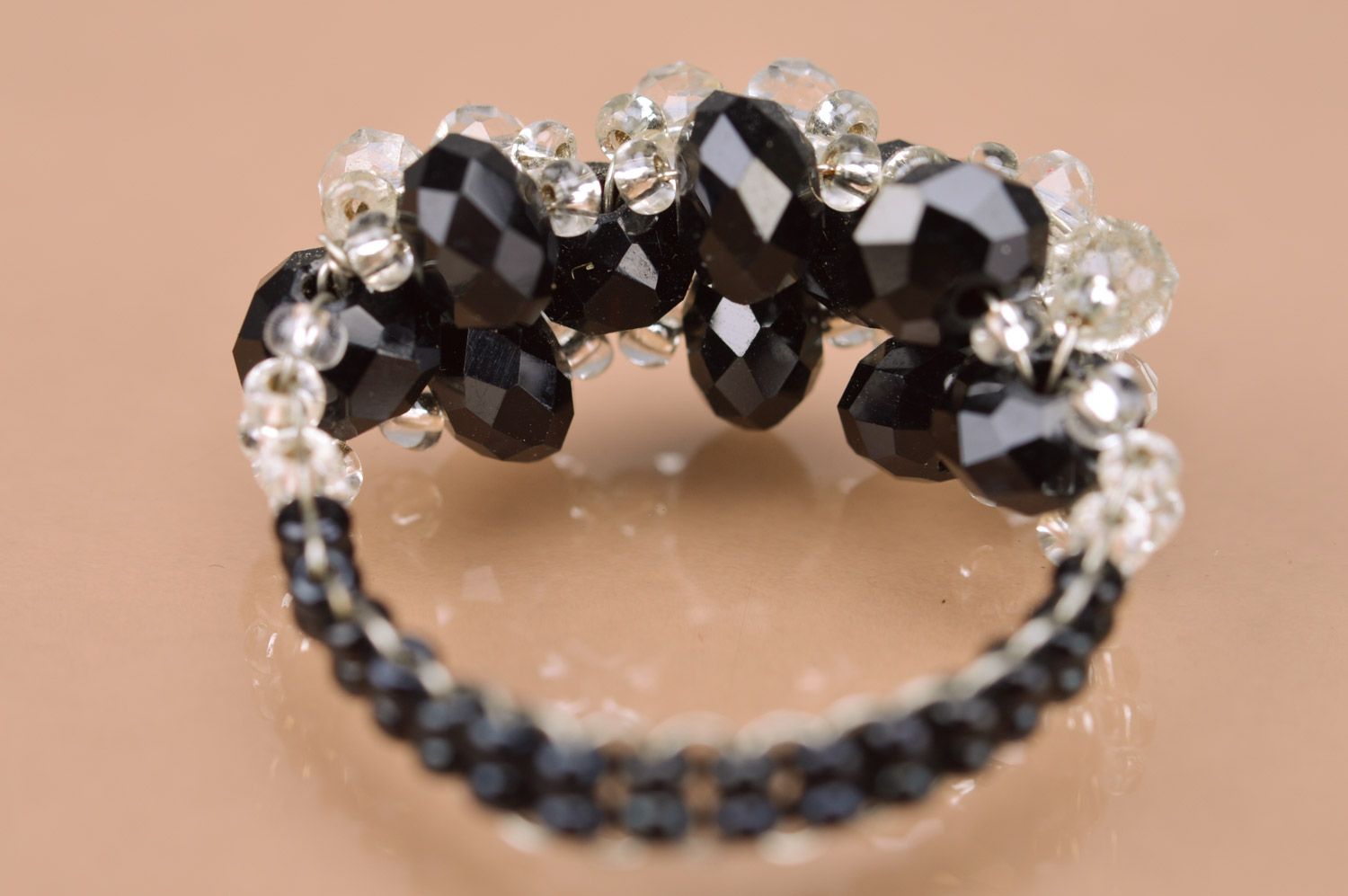Черное объемное кольцо из бисера ручной работы с белыми цветами для девушки фото 2