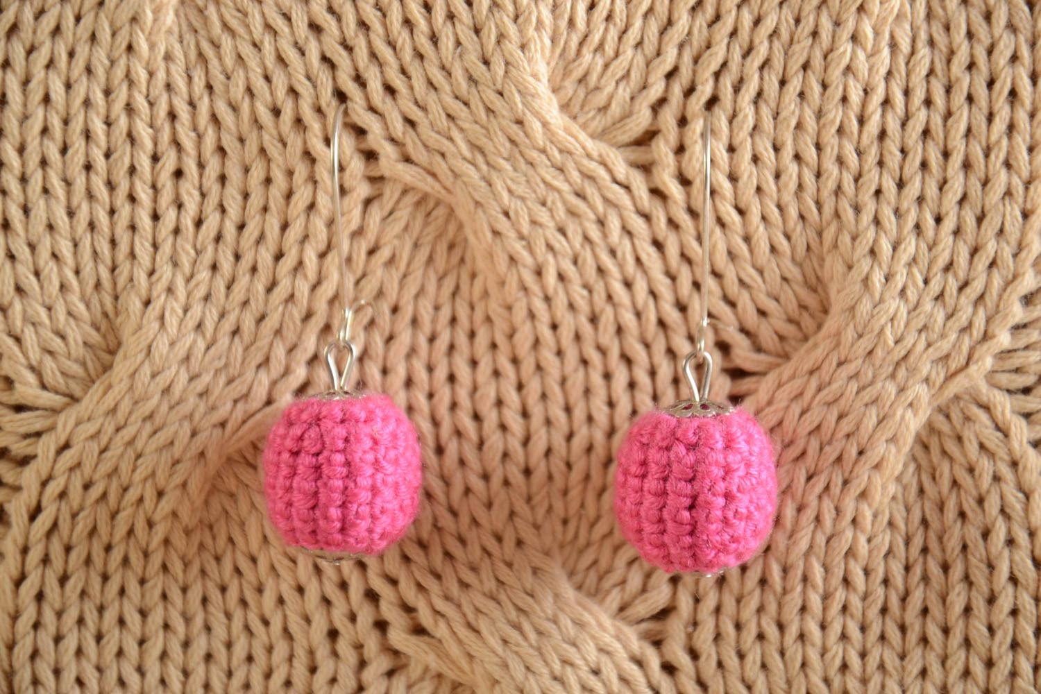 Rosafarbige runde schöne handgemachte Ohrringe aus Holzperlen umhäkelt foto 1