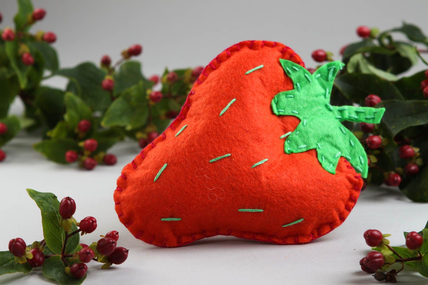 Peluche fraise faite main Jouet en feutrine petit original Cadeau pour enfant photo 1