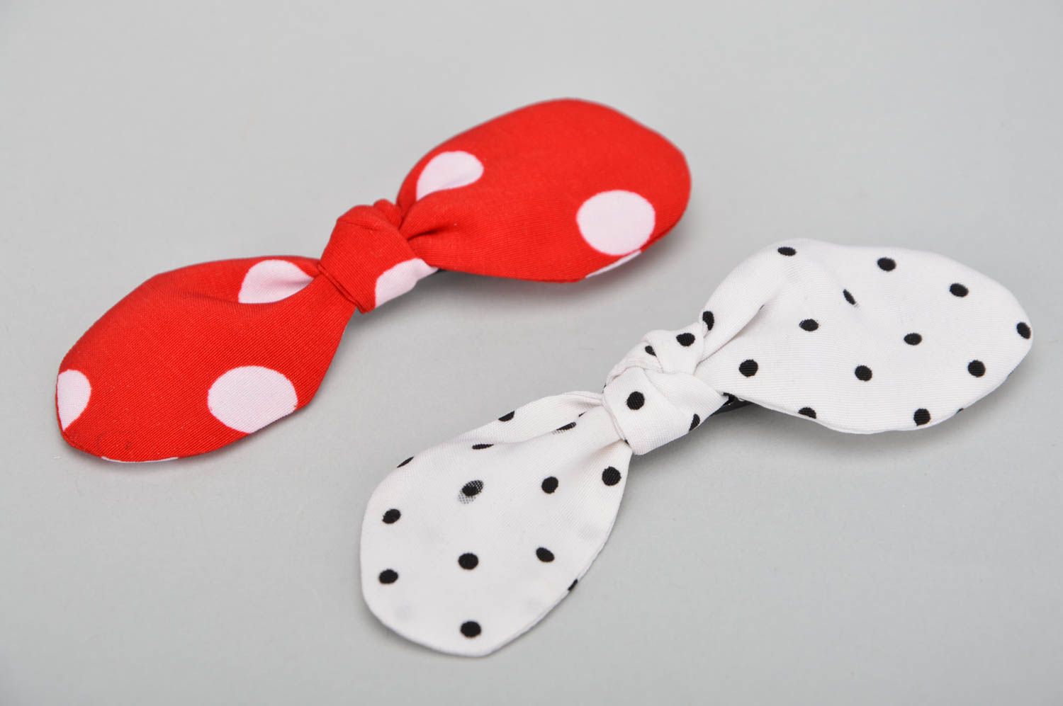 Set of 2 handmade decorative hair clips with white and red fabric bows for kids photo 2