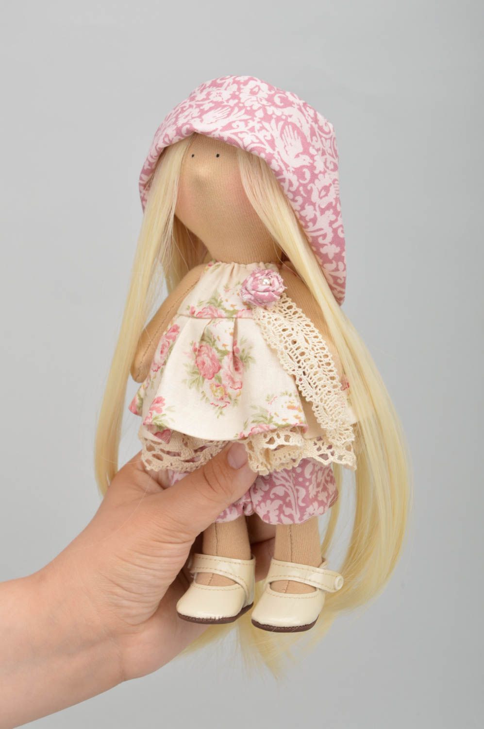 Кукла для интерьера трикотажная ручной работы в розовом платье авторская фото 5