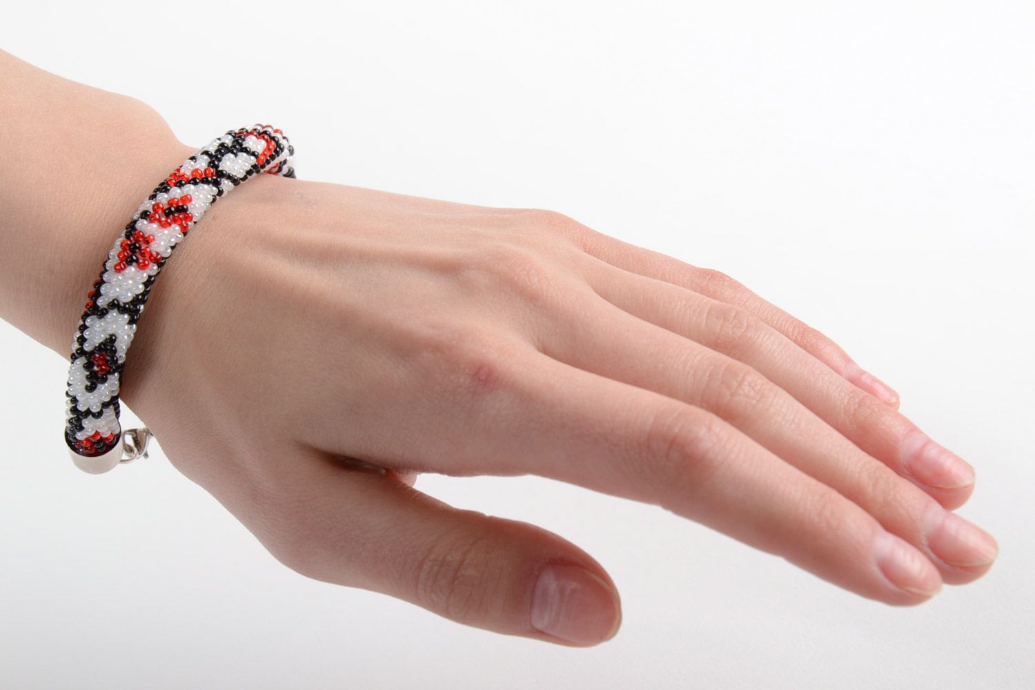 Handmade originelles gehäkeltes Armband aus Glasperlen im ethnischen Stil für Frau foto 5