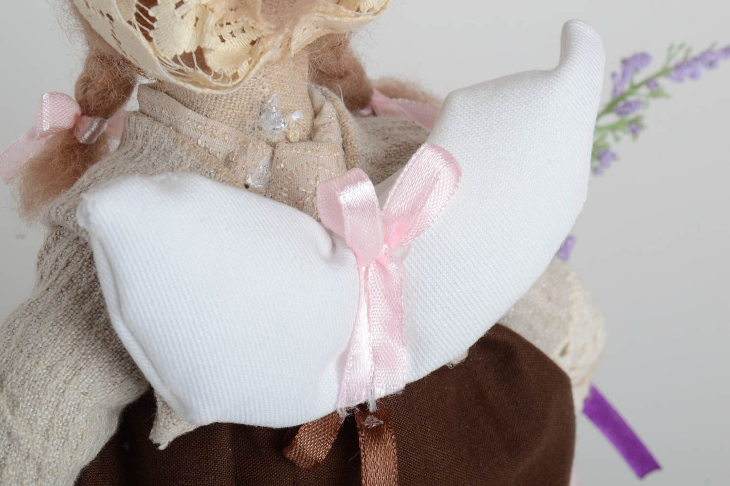 Авторская тканевая кукла ручной работы для интерьера из льна и шерсти Хозяюшка фото 5