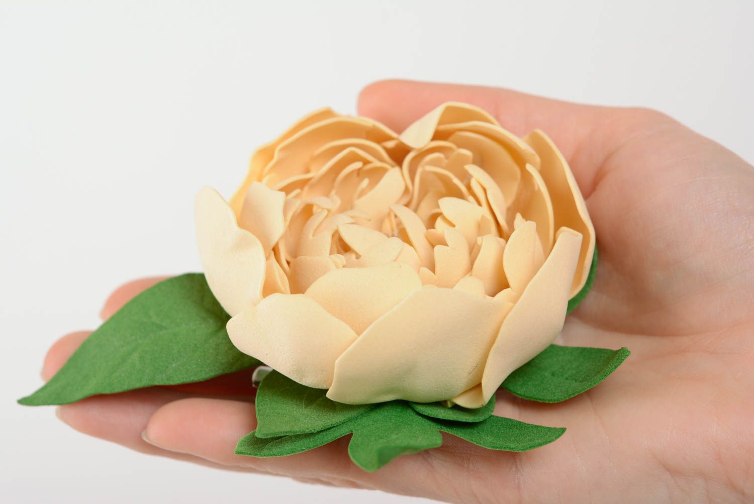 Zarte beige Brosche Blume aus Foamiran handgemachter Schmuck für Frauen Pfingstrose foto 4